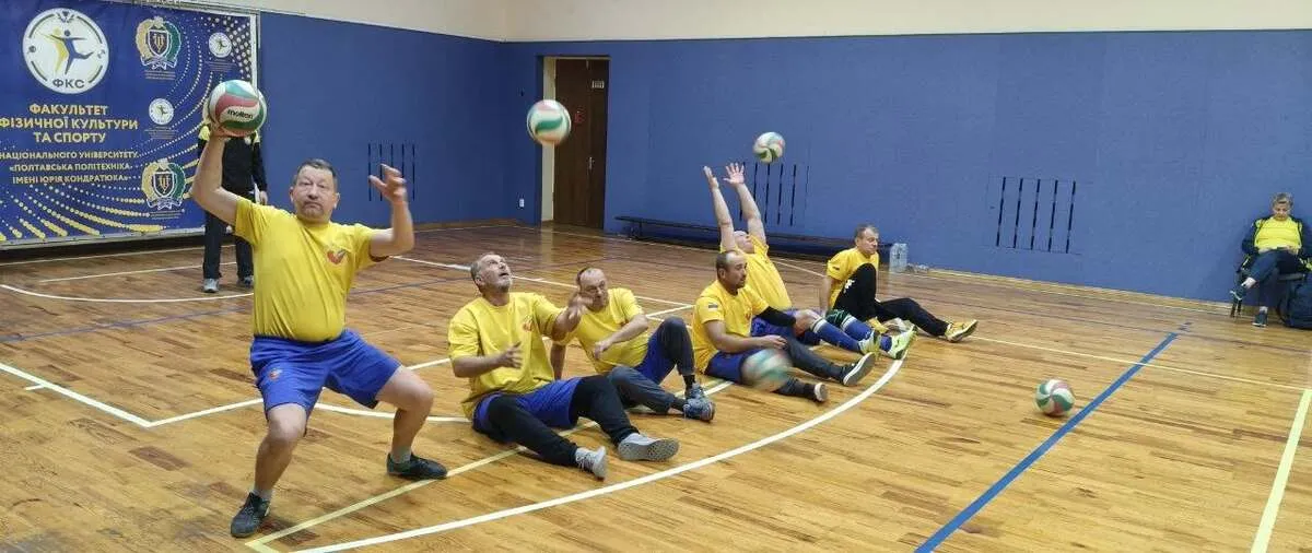 Кременчуцькі ветерани війни дебютували на чемпіонаті області з волейболу сидячи